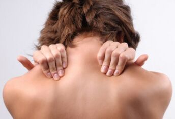 Aufgrund einer zervikalen Osteochondrose macht sich eine Frau Sorgen über eine Taubheit der Halskragenzone