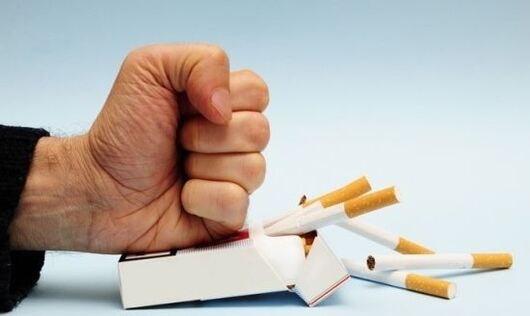 mit dem Rauchen aufhören, um Schmerzen in den Fingergelenken zu vermeiden