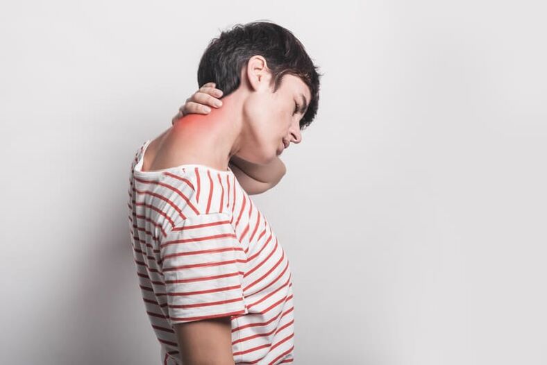 Nackenschmerzen bei einer Frau mit Osteochondrose der Halswirbelsäule