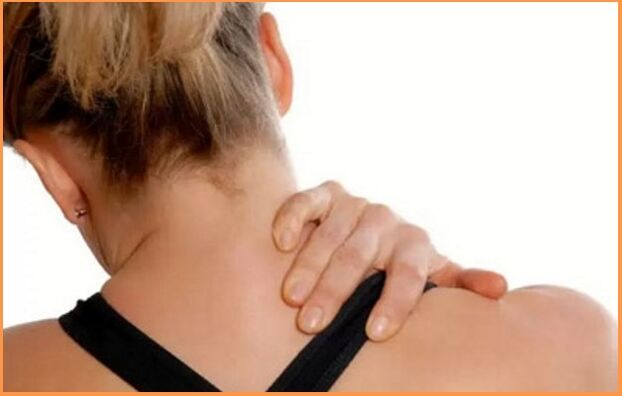 Zervikale Osteochondrose äußert sich durch Schmerzen und Steifheit im Nacken. 